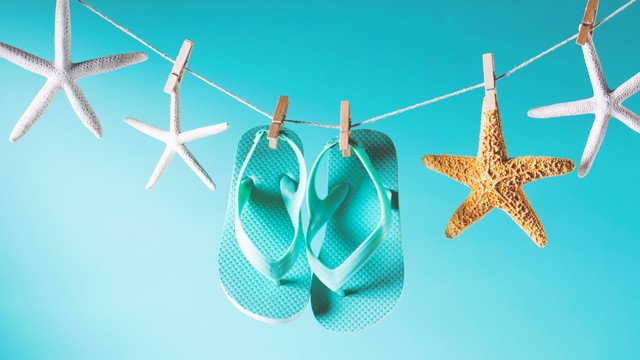 Ilustrasi sandal jepit bayi. Foto: TierneyMJ/Shutterstock