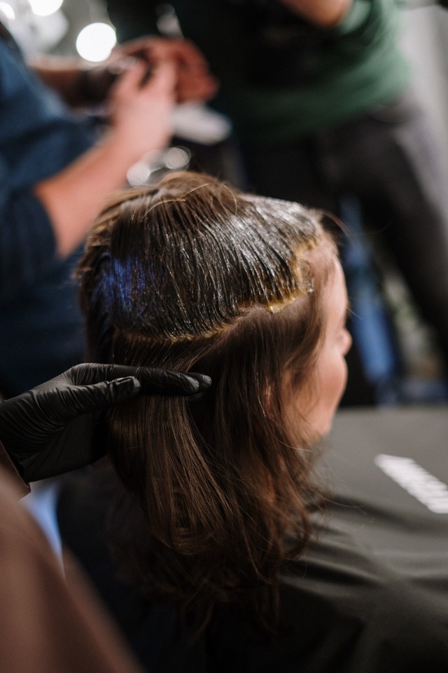 Rekomendasi warna rambut pendek, Foto: cottonbro/Pexels