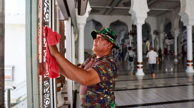 Foto: Seratusan TNI Bakti Bersihkan Masjid Raya Baiturrahman Aceh  (8649)
