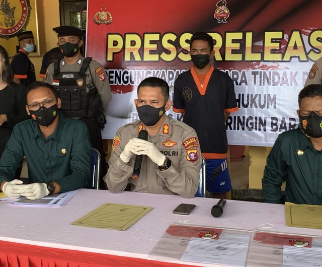 Kapolres Kobar AKBP Bayu Wicaksono memberikan keterangan saat pers release di Mapolres Kobar. Joko Hardyono/InfoPBUN
