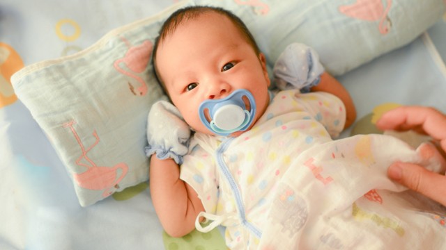 Ilustrasi adakah efek samping bayi pakai empeng? Foto: Shutterstock