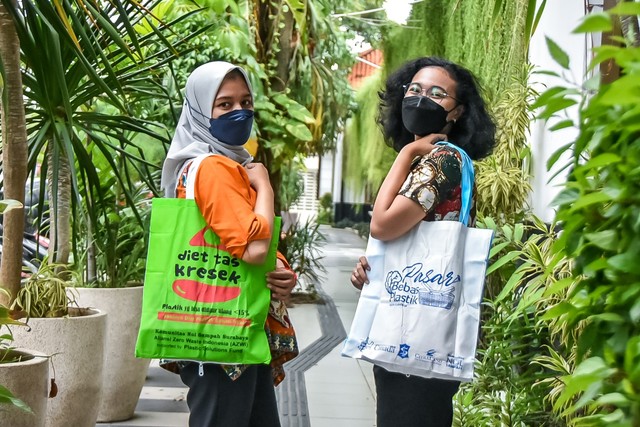 Masyarakat yang belanja di pusat perbelanjaan, pasar tradisional, toko swalayan dan restoran, diimbau untuk menggunakan kantong ramah lingkungan. Foto: Diskominfo Surabaya