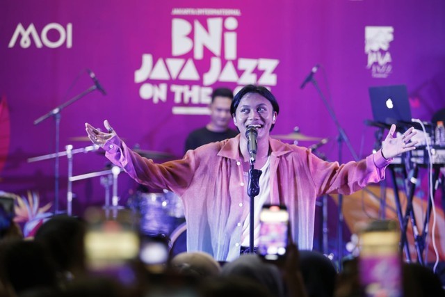 Rizky Febian tampil di BNI Java Jazz On The Move, Minggu (24/4/2022). Foto: BNI