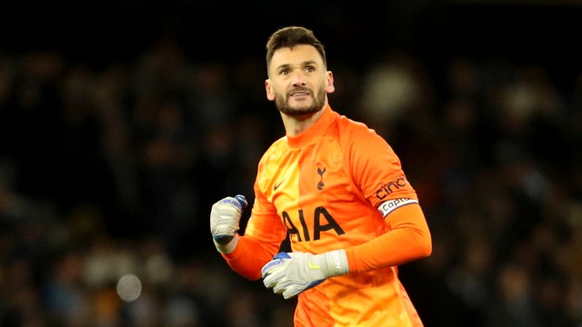 Kiper Tottenham Hotspur Hugo Lloris merayakan gol ketiga mereka sebelum dianulir menyusul tinjauan VAR di Stadion Etihad, Manchester, Inggris, Sabtu (19/2/2022). Foto: Russell Cheyne/REUTERS