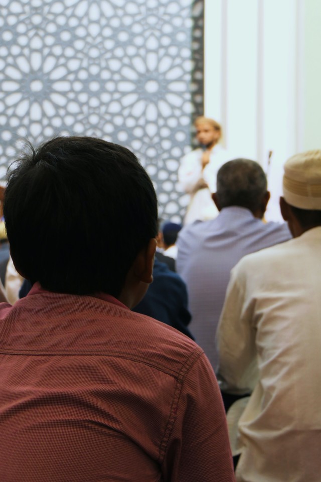 unsplash.com (gambaran orang sedang belajar di masjid)