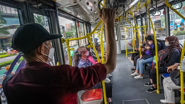 Sejumlah warga menaiki Transjakarta di Terminal Tosari, Jakarta pada Rabu (16/3/2022). Foto: Iqbal Firdaus/kumparan