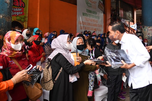 Presiden Joko Widodo membagikan bantuan tunai dan sembako untuk masyarakat di sejumlah pasar di Kabupaten dan Kota Bogor. Jawa Barat, Kamis (21/4/2022). Foto: Rusman/Biro Pers Sekretariat Presiden