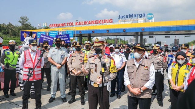 Kakorlantas Polri Irjen Pol Firman Shantyabudi membuka rekayasa lalu lintas one way di Gerbang Tol Kalikangkung. Foto: Korlantas Polri
