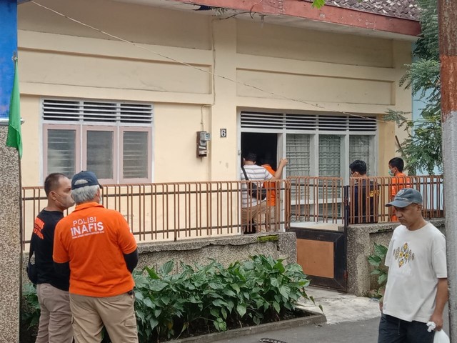 Petugas Jatanras dan Inafis Polda Jatim melakukan olah TKP di kediaman terduga pelaku pembunuhan mahasiswa kedokteran UB. Foto: M Sholeh