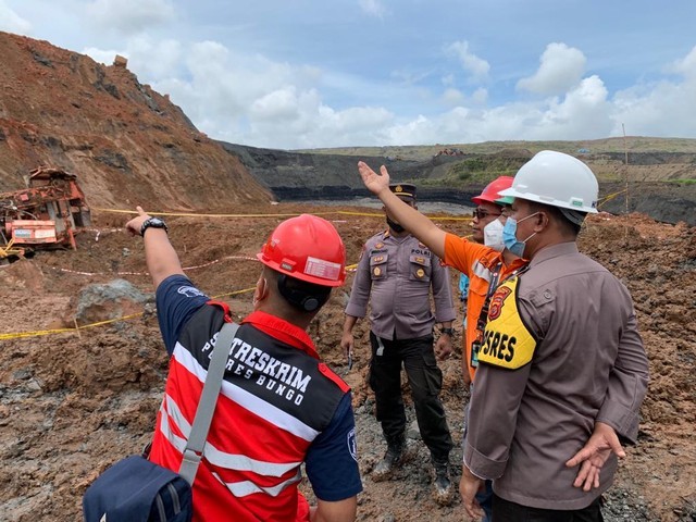 Kepolisian menyelidiki kejadian longsor di perusahaan penambangan batu baru, PT Kuansing Inti Makmur (KIM) di Jambi. (Foto: Dok Polda Jambi)