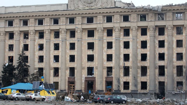 Pemandangan menunjukkan area di dekat gedung pemerintah daerah akibat serangan rudal, di pusat Kharkiv, Ukraina, Selasa (1/3/2022). Foto: Vyacheslav Madiyevskyy/REUTERS