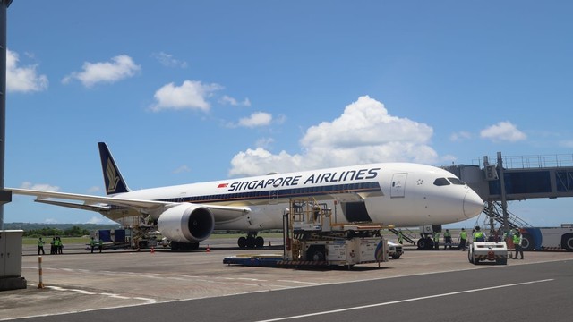 Singapore Airlines di Bandara I Gusti Ngurah Rai yang kembali layani rute reguler internasional. Foto: Angkasa Pura I