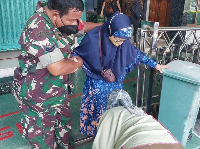 Sertu Nanang yang menemani Nenek Tutik vaksin booster, Kamis (7/4). Foto: Istimewa