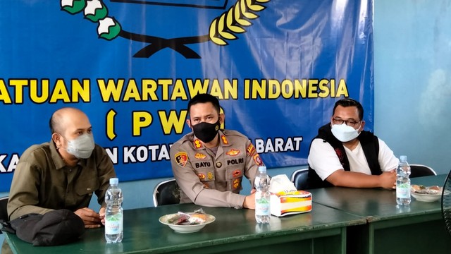 Kapolres Kotawaringin Barat, AKBP Bayu Wicaksono, saat melakukan kunjungan silahturahmi ke kantor PWI Kobar. Foto: Lukman Hakim/InfoPBUN