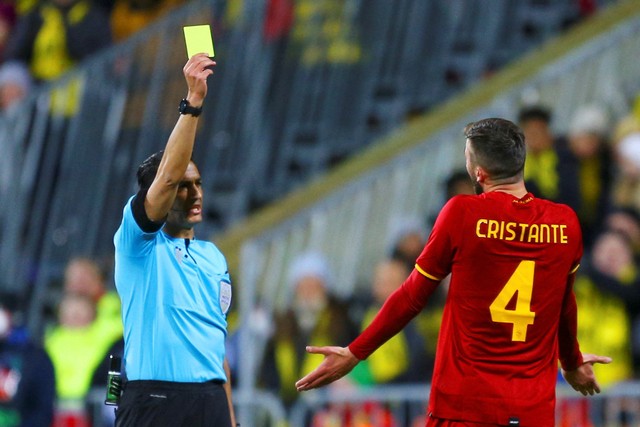Pemain AS Roma Bryan Cristante diberi kartu kuning oleh wasit saat pertandingan Bodo/Glimt v AS Roma pada Jumat (8/4/2022).
Foto: Mats Torbergsen/NTB via REUTERS