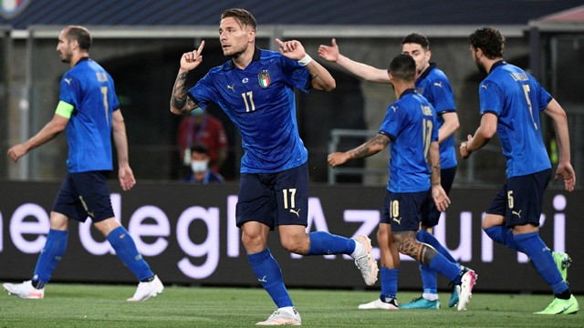 Selebrasi pemain Timnas Italia Ciro Immobile usai mencetak gol ke gawang Timnas Ceko pada pertandingan persahabatan di stadion Renato Dall'Ara, Bologna, Italia. Foto: Filippo MONTEFORTE / AFP