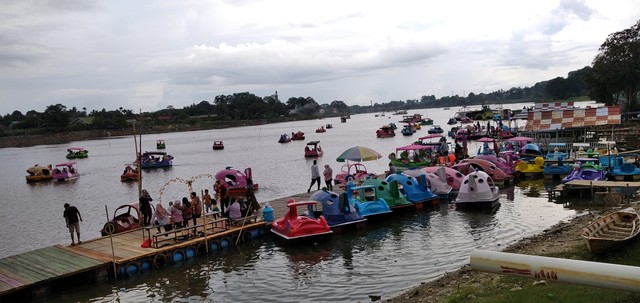 Terlihat para pengunjung menaiki dermaga, dan mengendarai perahu bebek di Danau Sipin. (Foto: M Sobar Alfahri/Jambikita)