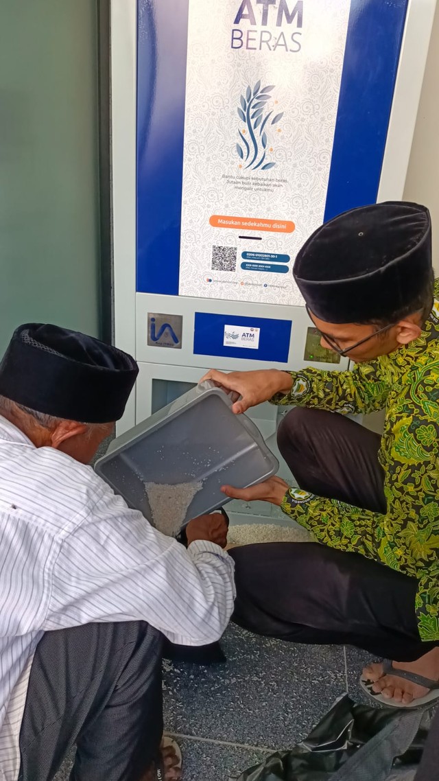 Penyerahan beras kepada salah seorang penerima zakat (mustahik) menandai peluncuran ATM Beras di Masjid Oman Al-Makmur, Gampong Lampriet, Banda Aceh. Foto: Kiriman Shaivannur 