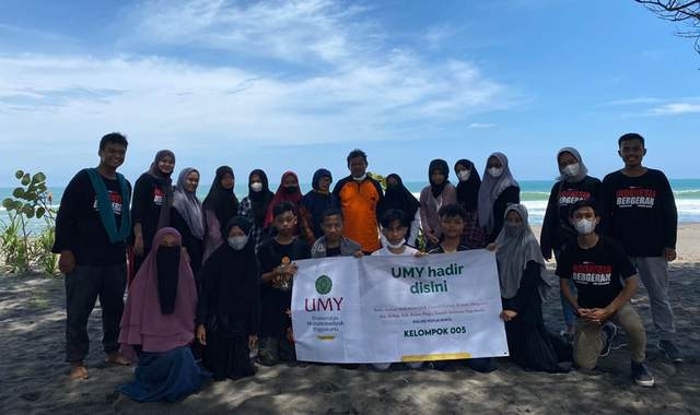 Foto bersama mahasiswa KKN dengan mitra Panti Asuhan Muhammadiyah Ahmad Dahlan Kriyan. (Sumber : PDD KKN MH 005 UMY).