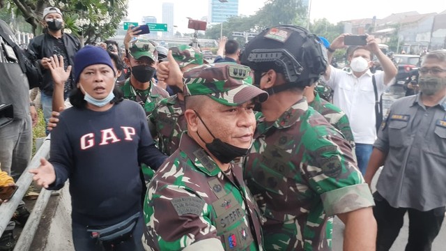 Pendemo menyerang TNI saat mengamankan aksi demo. Foto: Jacko Ryan/kumparan