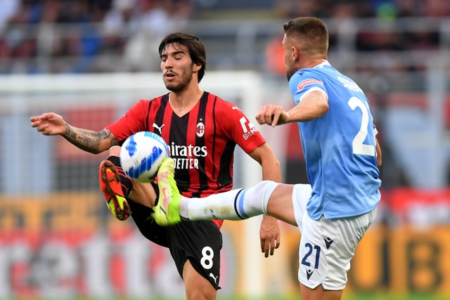 Pemain AC Milan Sandro Tonali berebut bola dengan pemain Lazio Sergej Milinkovic-Savic pada pertandingan Liga Italia di San Siro, Milan, Italia. Foto: Daniele Mascolo/REUTERS