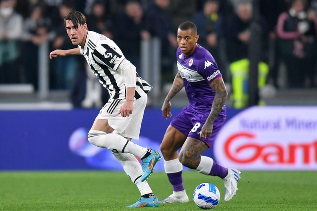 Pemain Juventus Dusan Vlahovic berebut bola dengan pemain Fiorentina Igor pada pertandingan leg kedua semifinal Coppa Italia di Allianz Stadium, Turin, Italia. Foto: Daniele Mascolo/REUTERS