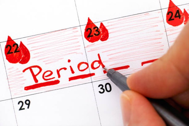 caption pms. sumber foto : unsplash/perempuan menandai kalender menstruasi