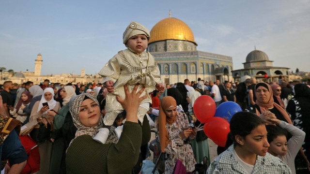 Umat Muslim berkumpul di kompleks Masjid Al-Aqsa di Yerusalem, Senin (2/5/2022). Foto: Ahmad Gharabli/AFP