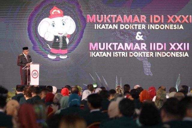 Gubernur Aceh Nova Iriansyah saat memberikan sambutan pada Muktamar ke-31 IDI. Foto: Humas Setda Aceh