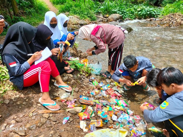 Sampah kemasan saset yang ditemukan di aliran Sungai Gogor. Foto: Istimewa