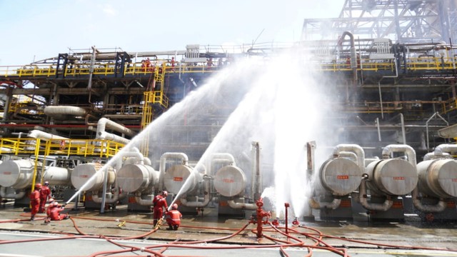 Sejumlah petugas pemadam kebakaran dari Pertamina berusaha menangani kebakaran yang terjadi di area RU V Pertamina, Karanganyar, Balikpapan, Kalimantan Timur, Jumat (4/3/2022). Foto: Novi Abdi/ANTARA FOTO