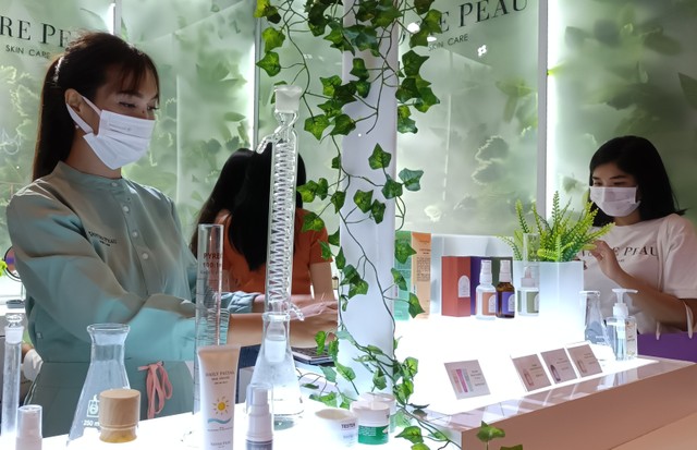 Booth Votre Peau di Surabaya X Beauty 2022 di Grand City Mall Surabaya. Foto: Windy Goestiana/Basra
