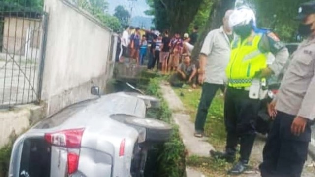 Satu unit mobil Daihatsu Xenia bernomor polisi F 1676 MJ terperosok ke saluran parit sedalam dua meter di Jalan Raya Cipanas, Kampung Cangkle. Foto: Dok. Istimewa