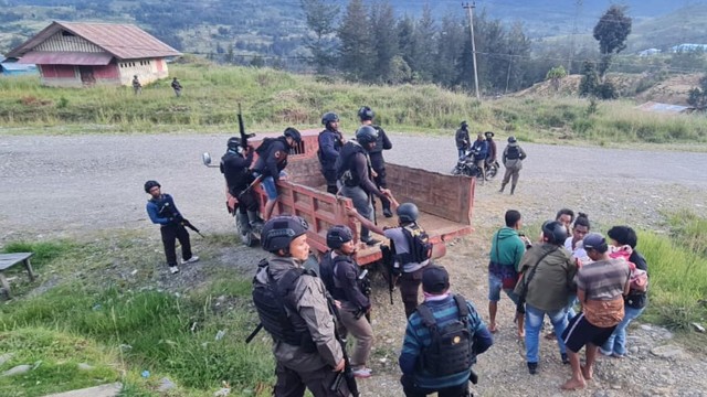 Evakuasi korban penembakan di Ilaga, Kabupaten Puncak Papua. (Foto Humas Polda Papua) 