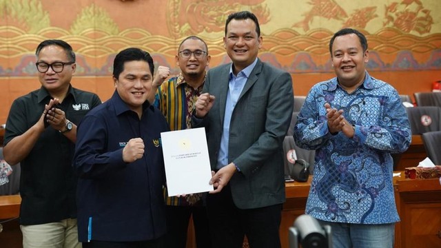 Kementerian BUMN bersama Panja Komisi VI DPR sepakati eksekusi skema penyelamatan maskapai Garuda Indonesia di Gedung DPR, Jakarta, Jumat (22/4/2022). Foto: Kementerian BUMN