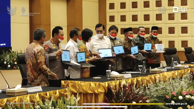 Menkeu Sri Mulyani, Menko Marinves Luhut Binsar Panjaitan, Menko Perekonomian Airlangga Hartarto, hingga Menko Polhukam Mahfud MD lapor SPT Pajak. Foto: Youtube/Ditjen Pajak