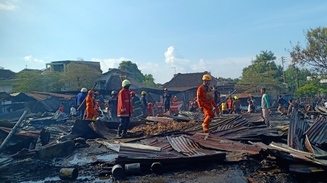 Pendinginan titik kebakaran di Pasar Mebel, Solo oleh petugas Damkar, Selasa (03/05/2022). FOTO: Agung Santoso