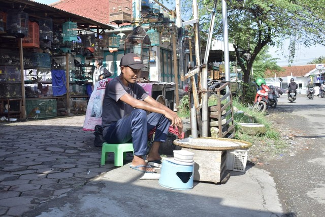 Santoso hampir setiap hari mangkal di Pusat Perdagangan Ruko Slawi. (Foto: Panji P Adhi)