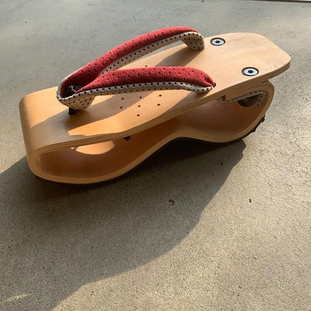 Klasik, Ini 5 Model Sepatu dan Sandal yang Populer di Zaman Dahulu