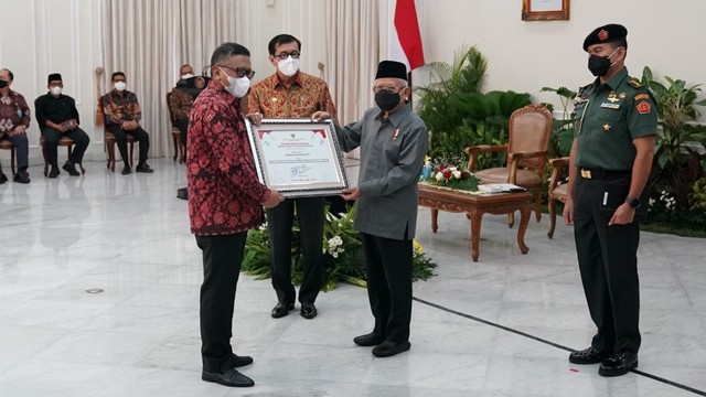 Megawati Terima Penghargaan Tokoh Nasional Perkembangan Kekayaan Intelektual (41638)