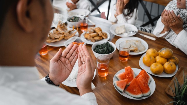 Ilustrasi berbuka puasa. Foto: Odua Images/Shutterstock