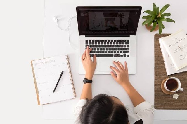 Ilustrasi seseorang melakukan cara menggunakan Ecosia. Foto: Unsplash.com