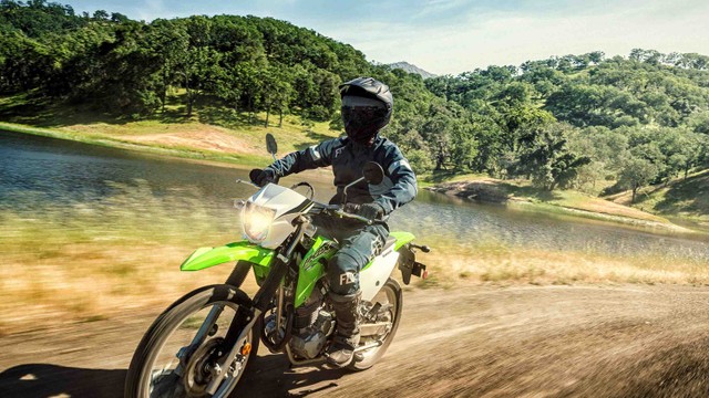 PT Kawasaki Motor Indonesia (KMI) meluncurkan sepeda motor trail new KLX230R model year 2023 untuk pasar Indonesia. Foto: Dok. Kawasaki Motor Indonesia
