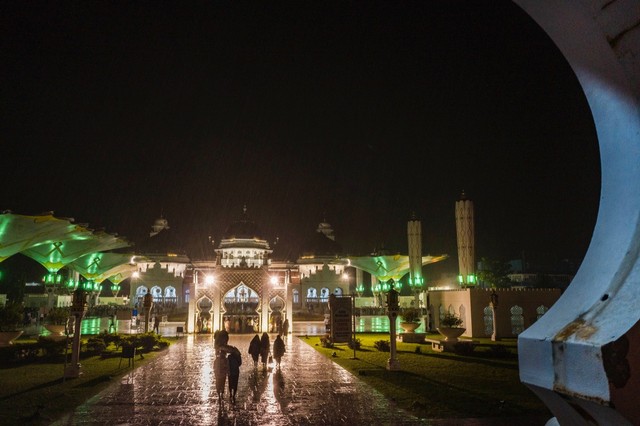 Foto: Suasana Tarawih Pertama di Masjid Raya Baiturrahman Aceh, Diguyur Hujan (102067)