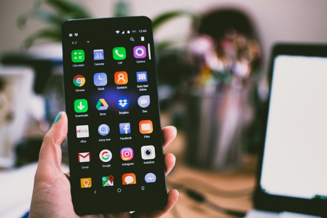 Ilustrasi APK dalam ponsel Android. Foto: Pexels.com