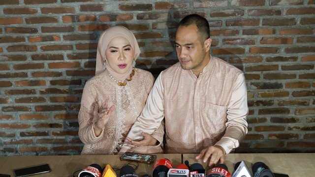 Pasangan artis Vena Melinda dan Ferry Irawan saat konferensi pers usai pernikahannya di kawasan Studio Toha, Ciputat, Tangerang Selatan, Rabu (23/3/2022). Foto: Agus Apriyanto