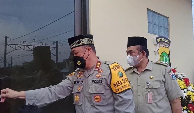 Wakapolres Metro Jakarta Utara AKBP Erlin Tangjaya saat meresmikan Posko Kampung Tangguh Anti Narkoba di Kampung Bahari, Selasa (26/4/2022). Foto: Dok. Istimewa