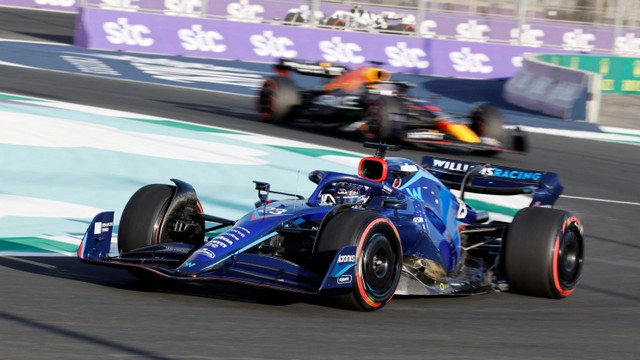 Pebalap Alexander Albon Williams saat latihan Formula 1 GP Arab Saudi di Sirkuit Corniche Jeddah, Jeddah, Arab Saudi. Foto: Hamad I Mohammed/REUTERS