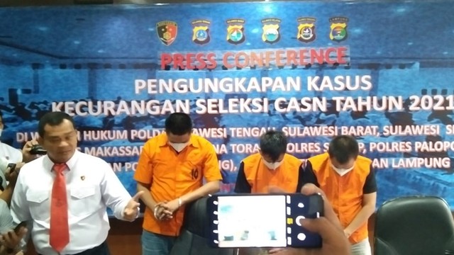 Polda Sulbar merilis kasus kecurangan dalam seleksi CPNS 2021. Foto: Awal Dion/SulbarKini