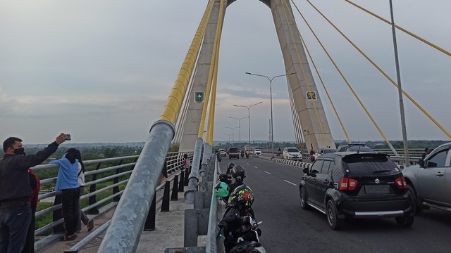 JEMBATAN Siak IV menghubungkan Pekanbaru dan Rumbai yang dipisahkan Sungai Siak. 